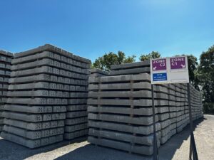 Stapel von Stahlbetonschwellen von Rail Europe Solutions vor dem Versand
